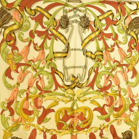 Scarf Hermès Le Mors a la Conétable design Henri d'Origny, designad 1970, beige botten med ljusgrön bård, ca 89x89 cm, tråddragning, fläckar på bården, siden.