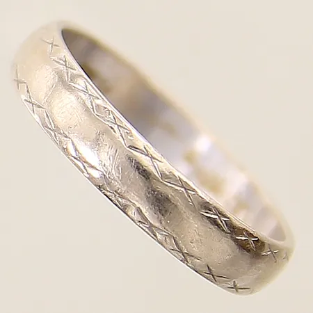 Ring med dekor stl:17¼ bredd 3,9mm repig vitguld 18K Vikt: 3,5 g