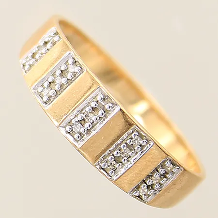 Ring med diamanter 15 x ca 0,005ct GHA stl:19¼ bredd 2,8-5,9mm 18K Vikt: 3,2 g