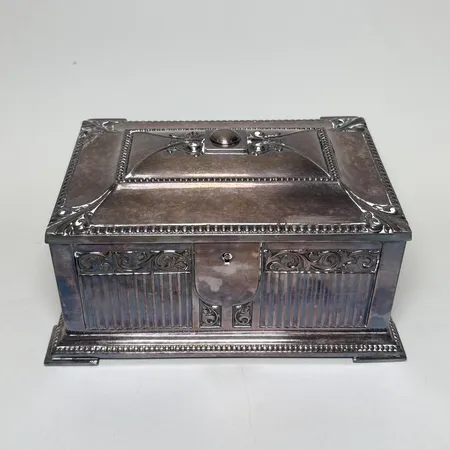 Skrin mått ca 16x11x8cm, nysilver, nyckel saknas. Skickas med paket.