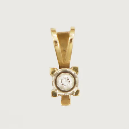Hänge med diamant ca 0,03ct, längd 9,7mm bredd 3,5mm, 18K Vikt: 0,3 g