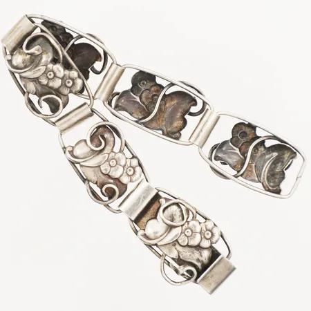 Armband med blomdekor längd 19,5cm, bredd 17,5cm Grun & Co Ab Hugo år 1949, defekt Silver Vikt: 24,4 g