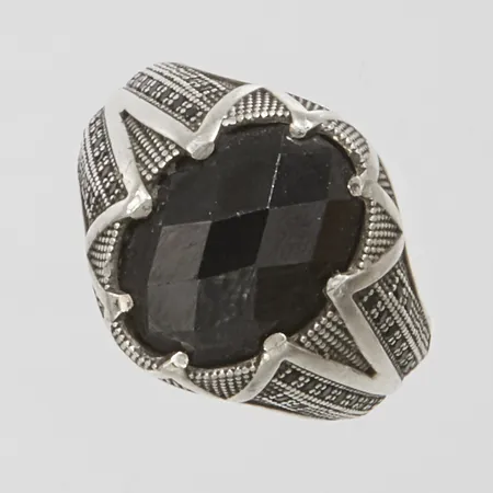 Ring med onyx stl 19¼, bredd 5-17mm, mindre nagg, silver 925/1000 Vikt: 9,7 g