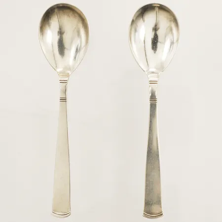 Två Skedar modell Rosenholm längd 14,5cm, Guldsmedsaktiebolaget I Stockholm, år 1944, silver 830/1000. Vikt: 50,8 g