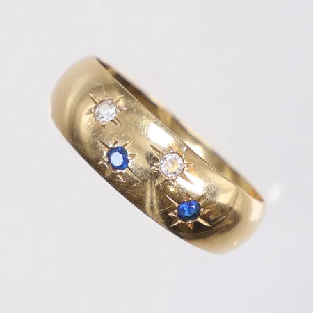 Ring med blå och vita stenar, stl:19, bredd 4-7mm, skev, GFAB, 18K Vikt: 2 g