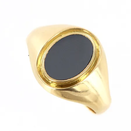 Klackring svart sten stl:19¾ bredd 2,5-14mm gravyr 18K. Vikt: 4,6 g