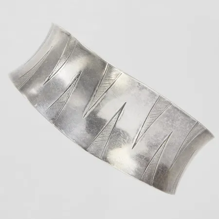 Armband stelt innermått ca 58x50,5mm, bredd 18-24mm, något justerbar, skev, liten buckla, silver 830/1000 Vikt: 19,1 g