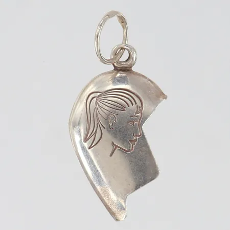 Hänge halvt hjärta med dekor av kvinna 30x14mm ink ögla Silver 830/1000.  Vikt: 0,9 g