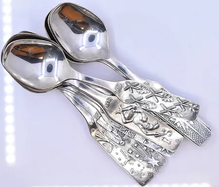 13 skedar 1970-1982 längd 14,5 cm, silver 830/1000. Vikt: 350,4 g