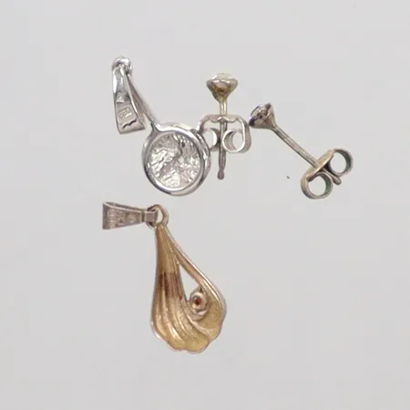 Diverse smyckessilver två hängen, ett par örhängen, små stenar, silver 830/1000 Vikt: 2,4 g