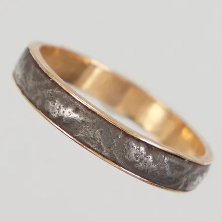 Examensring stl:21, bredd 4,1mm, band i monel, gravyr, 18K Vikt: 2,9 g