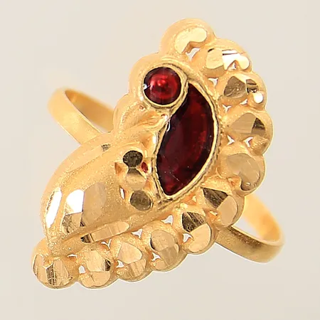 Ring med röda emaljdetaljer justerbar skena stl ca 17¾-19 bredd 2-22mm något skev skena 21K  Vikt: 2,3 g