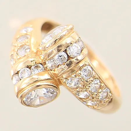 Ring med vita stenar stl:16¾ bredd 2,6-13mm otydliga stämplar 14K  Vikt: 4,9 g