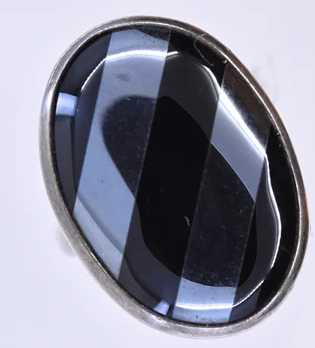Ring med svart sten stl:19½, bredd 3-29 mm silver 925/1000. Vikt: 13,5 g