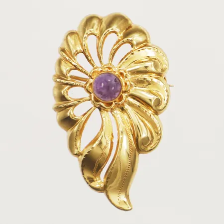 Brosch med cabochonslipad ametist längd 40mm, bredd 24,5mm Hallberg Guldvarufabrik Hovjuv Cu år 1955 skev nål 18K Vikt: 3,2 g