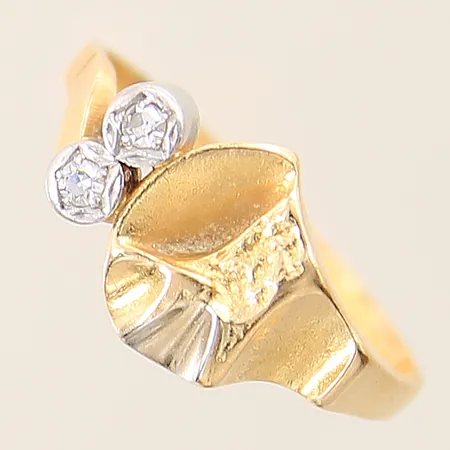 Ring med diamanter 2 x ca 0,02ct Lapponia Finland år 1979 stl 17½ bredd 2-9mm vitguldsdetaljer, något skev samt repig skena, 18K  Vikt: 3,2 g
