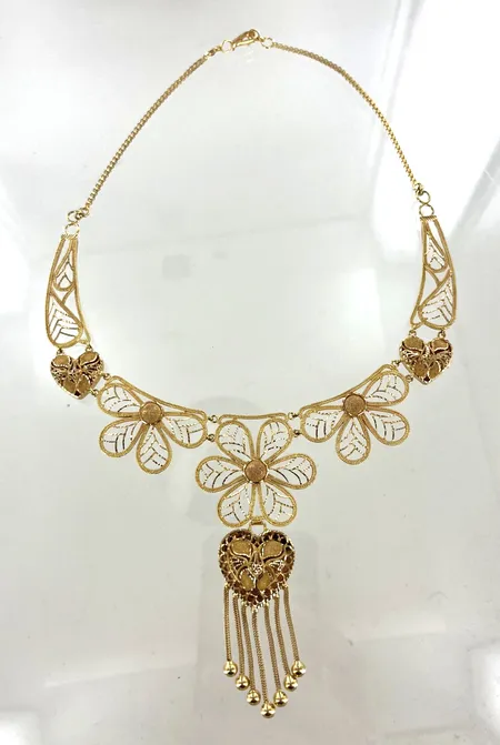 Collier längd 45 cm, höjd 0,7-9 cm, 21K Vikt: 49,8 g