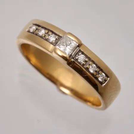 Ring stl:16½ bredd 3,9-4,5mm, 1st diamant prinsesslipad, ca 0,095ct, 6st diamanter, ca 0,09ct, Guldfynd, 18K, 4,59g.