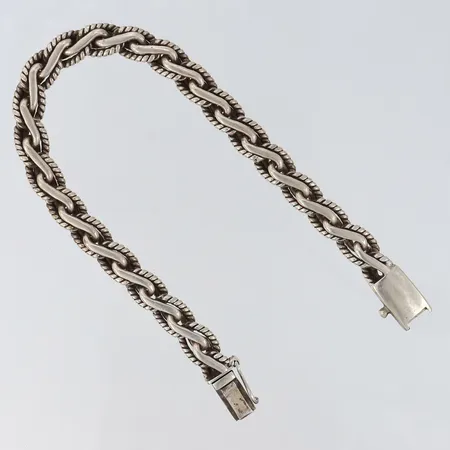 Armband med dekor längd 22,5cm bredd 8,5mm lås låser ej utan låsåtta Silver 925/1000.  Vikt: 41,4 g