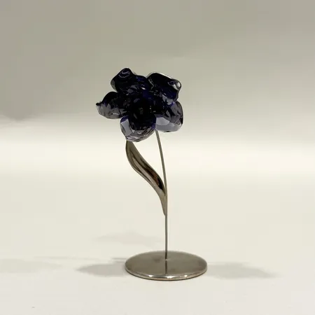Figurin blomma "Darany Tanzanit" Swarovski höjd 9cm ställning med magnet avtagbar blomma vitmetall