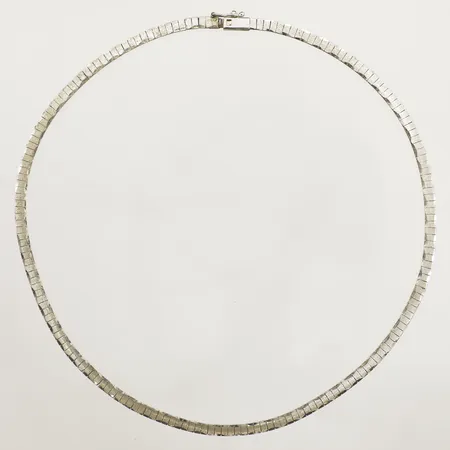Collier halvstelt mönstrad, längd 42cm bredd3,9mm, låset något skev, silver 925/1000 Vikt: 19,4 g