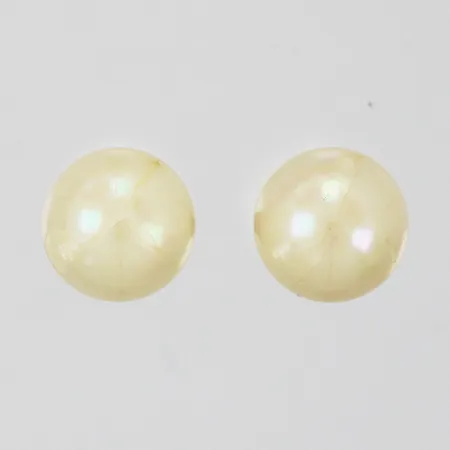 Ett par örhängen med plastpärlor Ø 8mm, 18K Vikt: 2,5 g