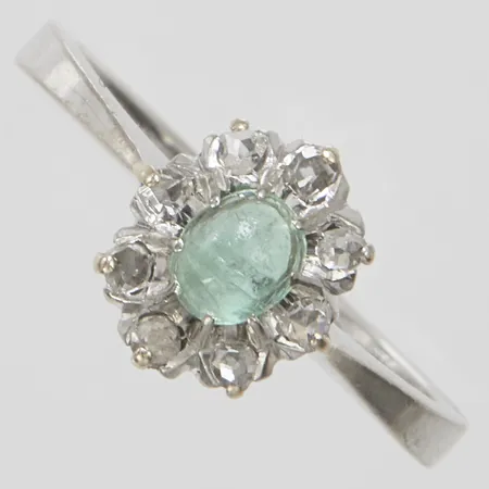 Ring med rosenslipade diamanter 8 x ca 0,01ct samt cabochonslipad smaragd ca.5x4mm, stl 17½, bredd 2-10mm, vitguld, 18K Vikt: 3,1 g