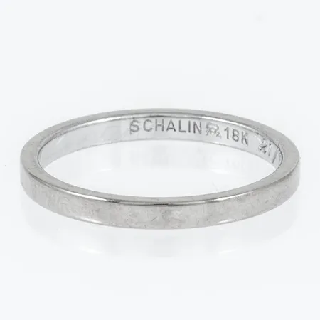 Ring Schalins slät stl:18¾ bredd 2,4mm, höjd 1,5mm, gravyr, vitguld 18K 3,2g.
