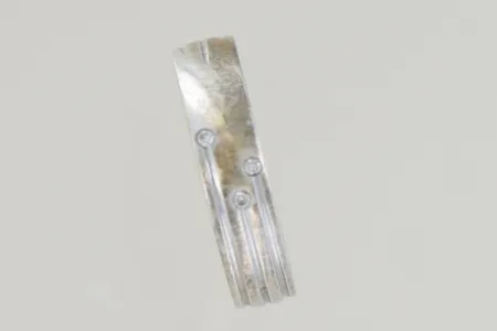 Ring med diamanter 3 x 0,01ct stl:16¾ bredd 5 mm, graverad silver 925 Vikt: 4,4 g