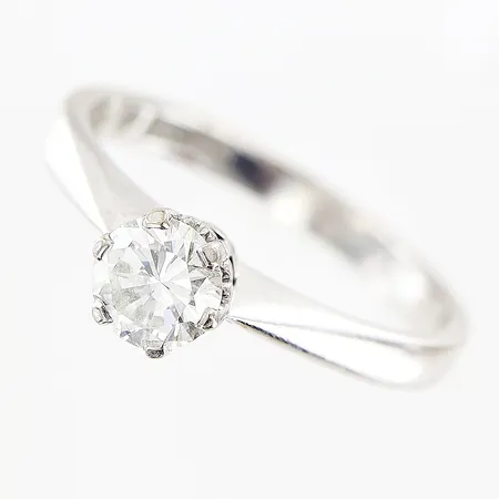 Ring vitguld med diamant 0,46ct enligt gravyr, Cesons Guldvaru Ab, Göteborg 1978, stl:16½, skena 2mm, 18K Vikt: 3 g