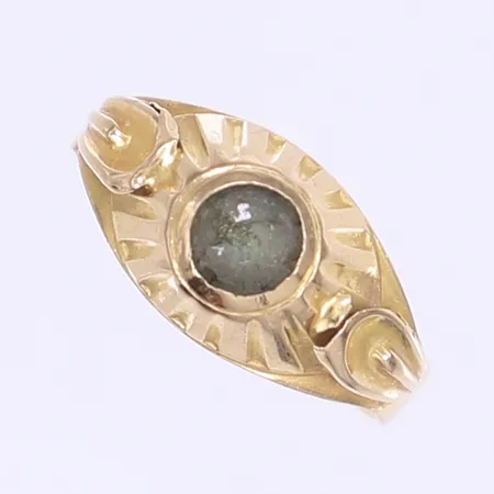 Ring med grön sten stl:18¼, bredd 3-10mm, slitage på sten, 18K Bruttovikt: Vikt: 3 g