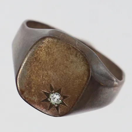 Klackring med vit sten stl:19 bredd 4-13,5mm oxiderad bucklig Silver 925/1000 Vikt: 4,1 g