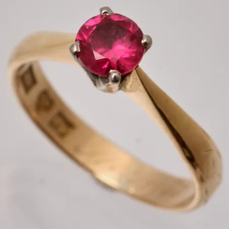 Ring stl:18¼ bredd 3,6-5,6mm, Rubin, mått Ø5,7mm, Ånge Guld, 1956, 18K, personlig gravyr, spricka i skenan, 4,23g.