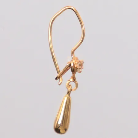 Ett udda örhänge längd 2,9cm, bredd 3,4mm, defekt, 18K Vikt: 0,6 g