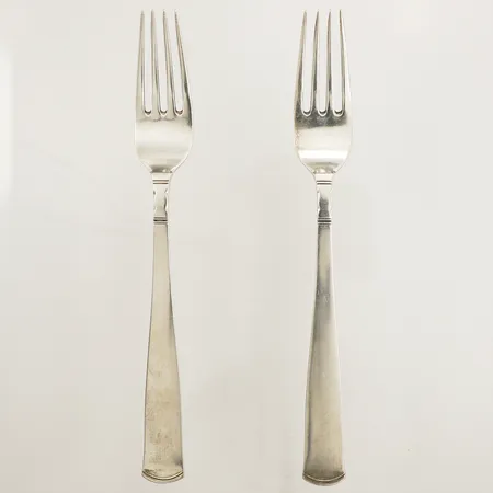 Två Matgafflar modell Rosenholm längd 19,5cm, Guldsmedsaktiebolaget I Stockholm, år 1944, silver 830/1000.  Vikt: 102,8 g