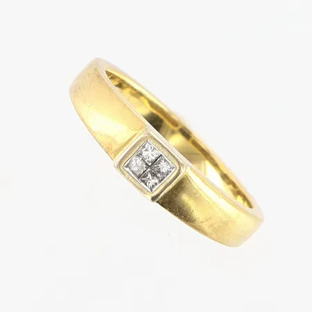 Ring Guldfynd diamanter 4 x ca 0,02ct prinsesslipade stl:16¼ bredd 2,5-4,5mm 18K Vikt: 3,6 g