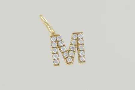 Hänge med diamanter M från Cravingfor längd 1 cm 18K Brillantslipade naturliga vita diamanter i TW/SI-kvalitet Ungefär 0,1 karat diamanter. Nypris 6595kr Vikt: 0,6 g