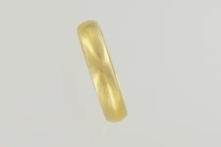 Ring stl:18 bredd 4 mm, graverad 23k  Vikt: 5,2 g