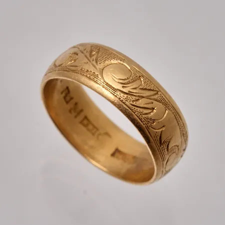 Ring stl:17¼, bredd 6,5mm, defekt, gravyr, 18K, 6,15g.