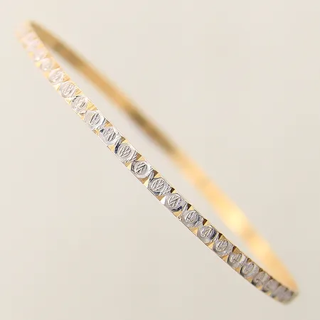 Armring Ø60mm bredd 3mm vitguldsdetaljer ostämplad 18K  Vikt: 6,1 g