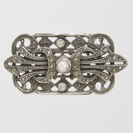 Brosch med markasiter vita stenar samt pärla längd 5cm, bredd 26mm, silver 830/1000 Vikt: 14,7 g