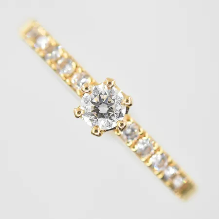 Ring med diamanter 0,40ctv W/VS Schalins (mittsten ca 0,15ct) stl 17½, bredd 2 mm, gravyr, 18K. Vikt: 3,3 g