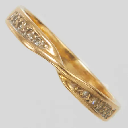 Ring med diamanter 8 x ca 0,005ct stl 16, bredd 2mm, 18K Vikt: 1,7 g