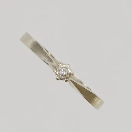 Ring med diamant ca 0,01ct stl:16¾ bredd 3mm 18K 2,0g.