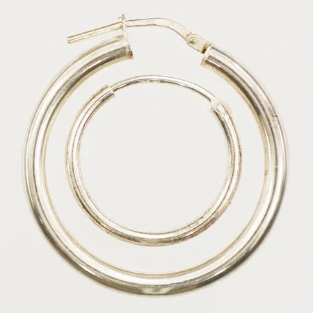 Två udda örhängen creoler, Ø20,5mm bredd 20,1mm och Ø30,8mm bredd 3,2mm, silver 925/1000 Vikt: 3,7 g