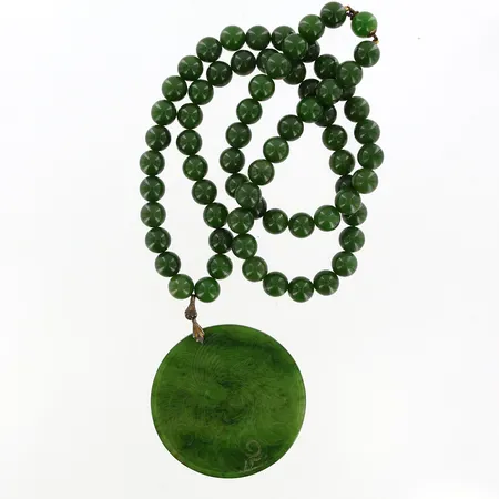 Collier med nefrit ca 68cm, bredd ca 11mm,  hänge med snidad dekor, hänget ca 60mm, lås i silver 925/1000 Vikt: 0 g