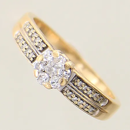 Ring med diamanter 1 x ca 0,03ct 6 x ca 0,02ct 20 x ca 0,005ct GHA stl:16½ bredd 1,6-5,4mm något ojämn skena 18K Vikt: 3,4 g