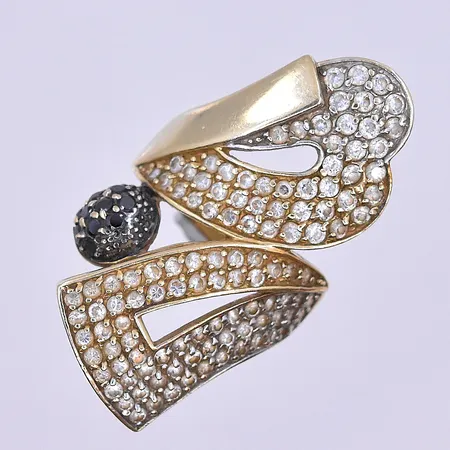 Ring med vita och svart stenar stl:18½, bredd 3-43 mm 14K. Vikt: 10,9 g