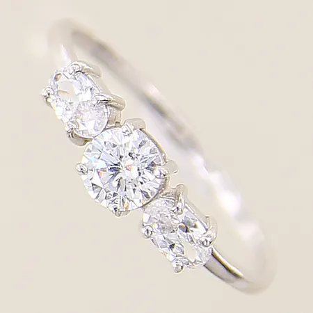 Ring med vita stenar stl:19 bredd 1,4-5mm silver 925/1000  Vikt: 1,7 g