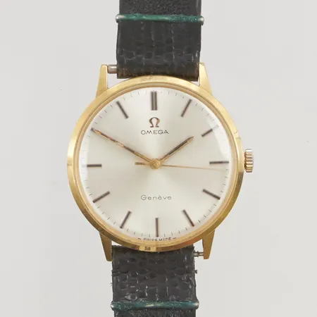 Herrur Omega Genève 18K 33mm manuell ref:131.041, Kaliber 301, verknr:29911123gravyr, krona och läderband ej original.